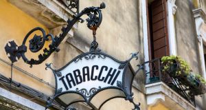 Covid: Italy tobacconists ready to strike over new Green Pass rules