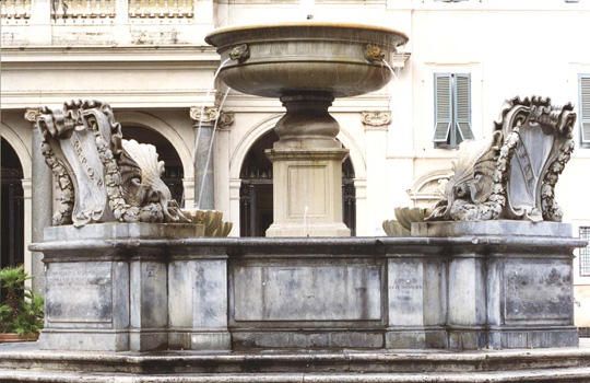 Cleaning Rome's fountains