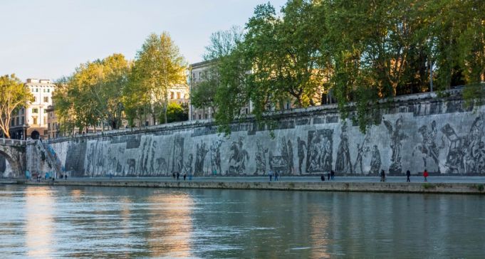 Triumphs and Laments on the embankment walls between Ponte Sisto and Ponte Mazzini.