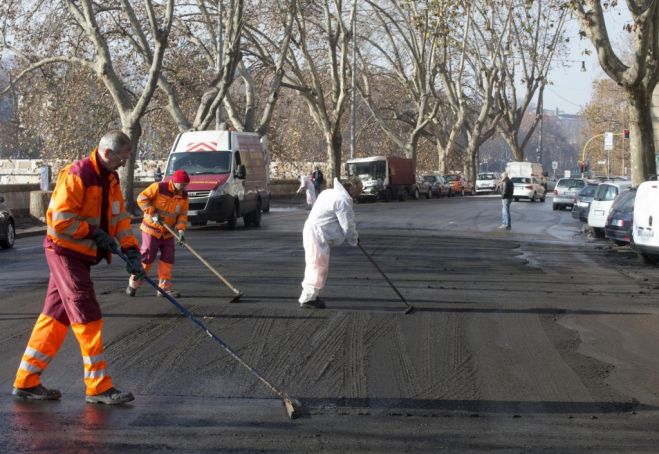 Cleaning up after the starlings on the Lungotevere.