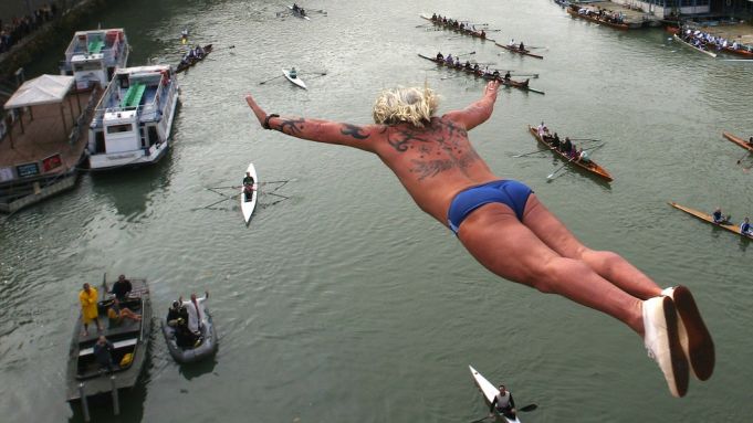 Rome's daredevil divers on New Year's Day