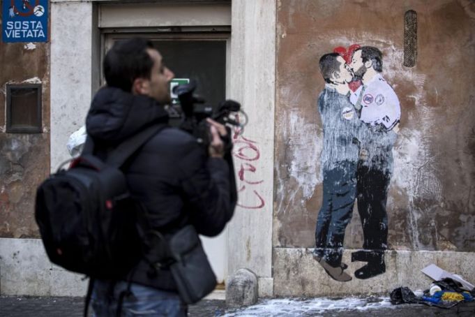 Rome mural of Salvini and Di Maio kissing