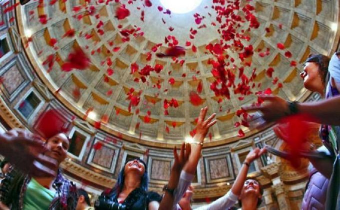 Rose petal ceremony at the Pantheon