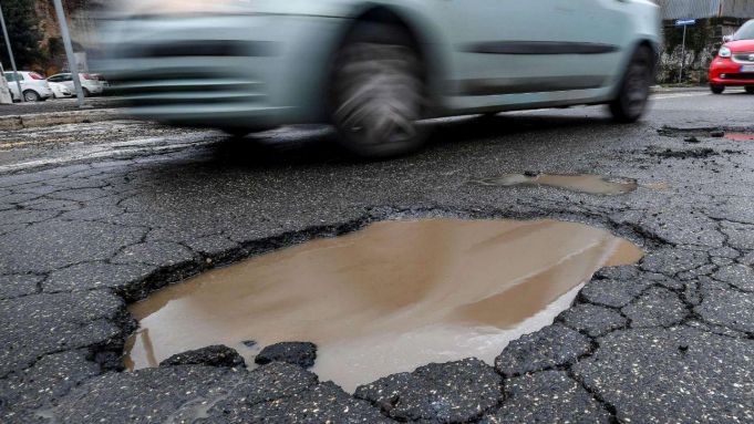 Army to fix Rome's potholed roads
