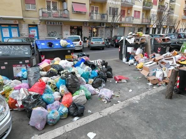 Reopening of Rome schools at risk over trash crisis
