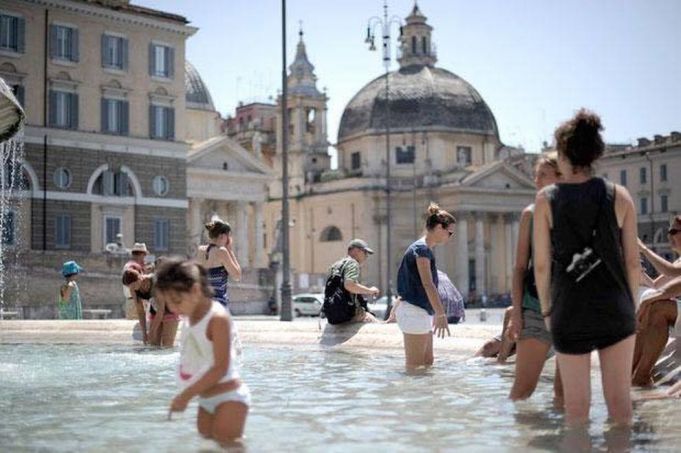 Eight tourists fined €450 for bathing in Rome fountains