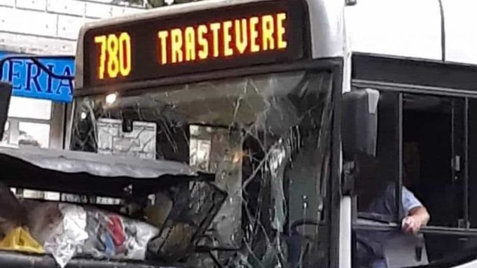 Rome bus crashes into bins