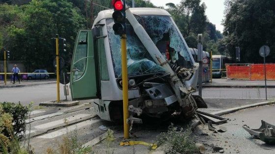 Tram derails in Rome