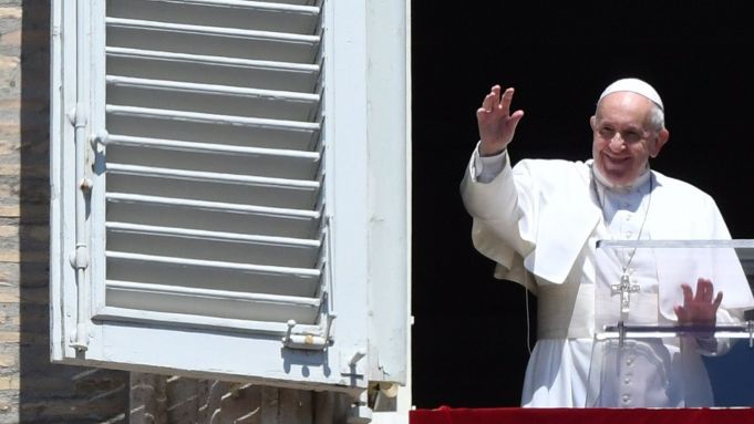 Pope late for Angelus after getting stuck in lift