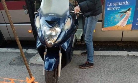 Rome bus driver dumps passengers to load scooter