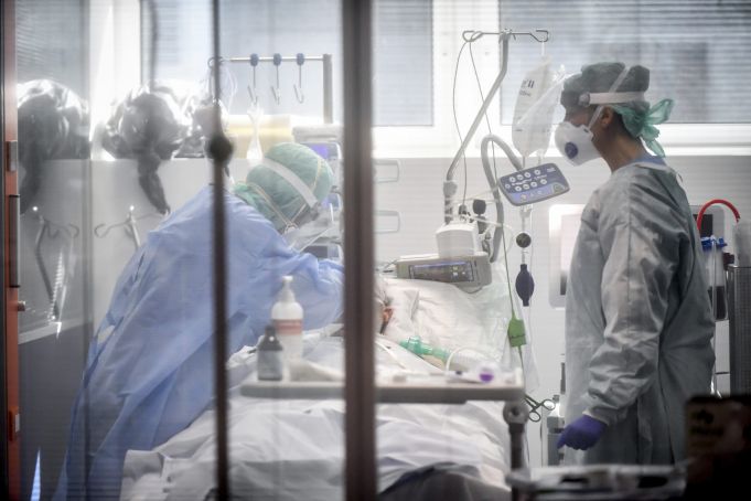 Coronavirus: Poland sends doctors to help Italy