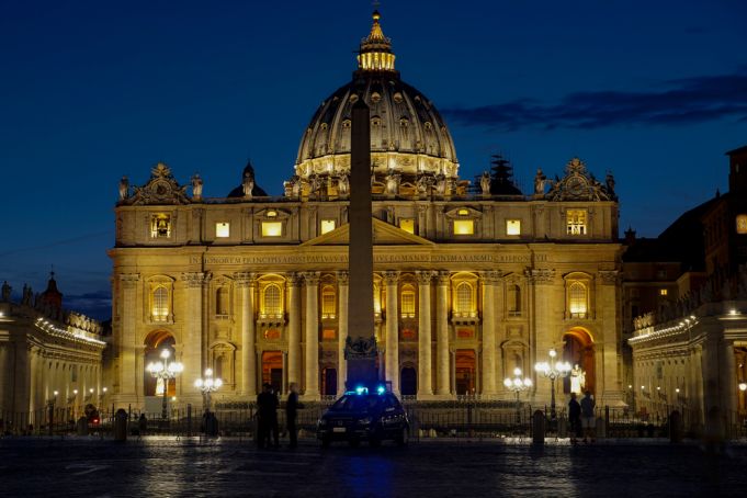 Coronavirus: Vatican seals off St Peter's