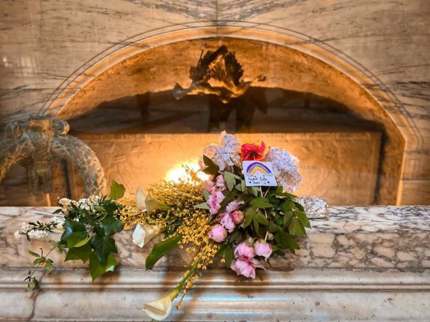 Italy lays flowers at Raphael's tomb in Pantheon