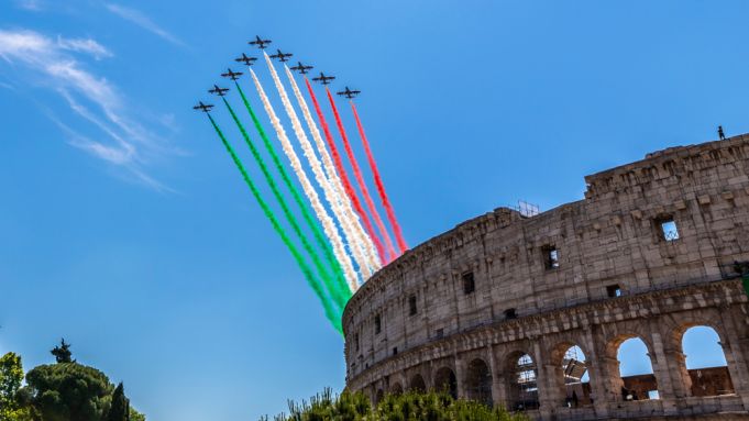 Italy's Frecce Tricolori jets go on nationwide tour