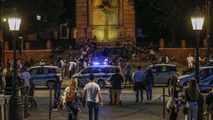 Italy seeks to recruit 60,000 volunteers to police post-lockdown crowds