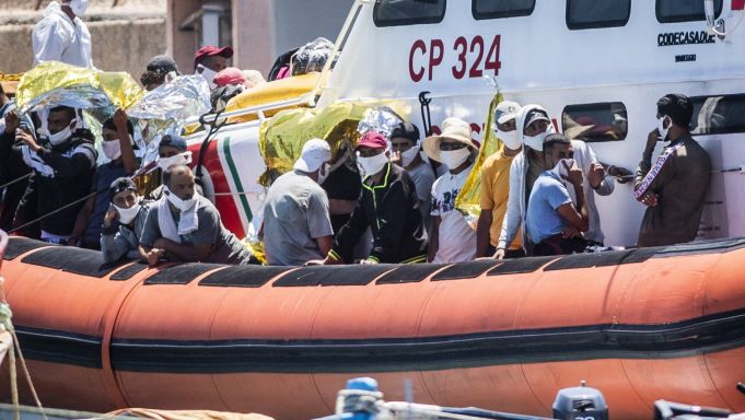 Italy sends army to Sicily as migrants flee quarantine centres