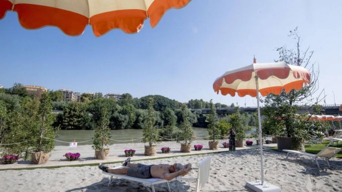 Rome's riverside beach Tiberis returns for third year