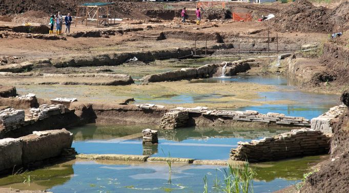 Rome archaeologists discover ancient stone pool