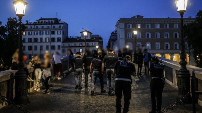 Covid-19: Rome shuts down nightlife areas before curfew