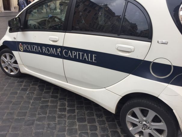 Rome traffic cops have sex in the service car with the radio on