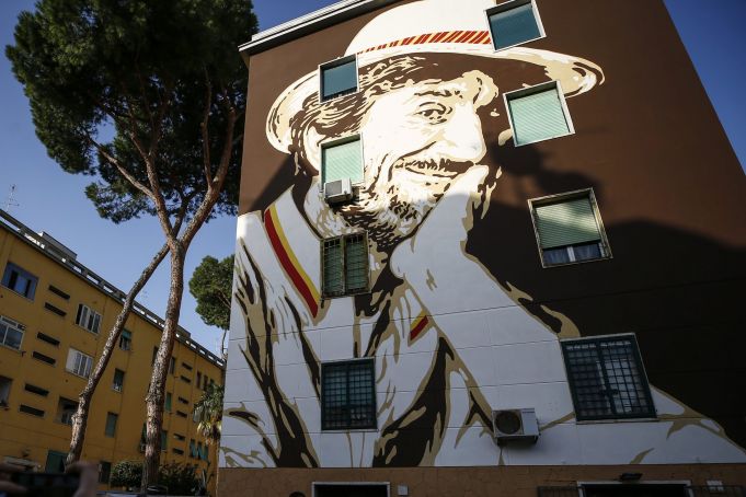 Rome remembers Gigi Proietti with street art