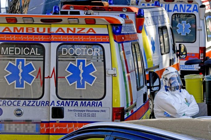 Covid-19: Italy's doctors call for total lockdown