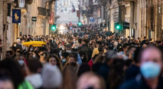 Covid-19: Alarm over crowds on Rome's streets
