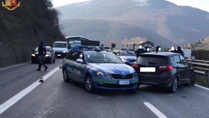 Italy: Police ram car after 40-km high speed journey against traffic on A1 motorway