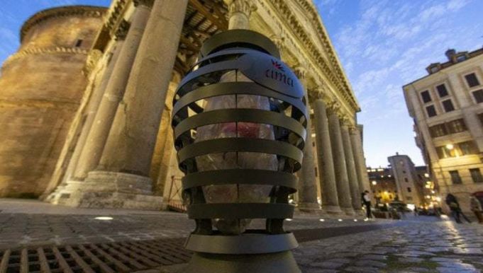 Rome's new bins get thumbs down from smokers