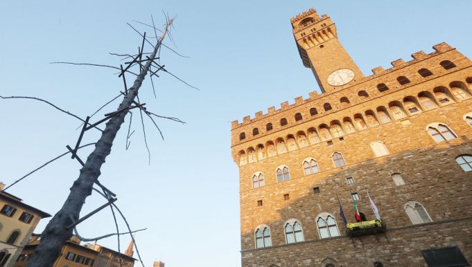 Dante sculpture in Florence likened to Rome's infamous Christmas tree