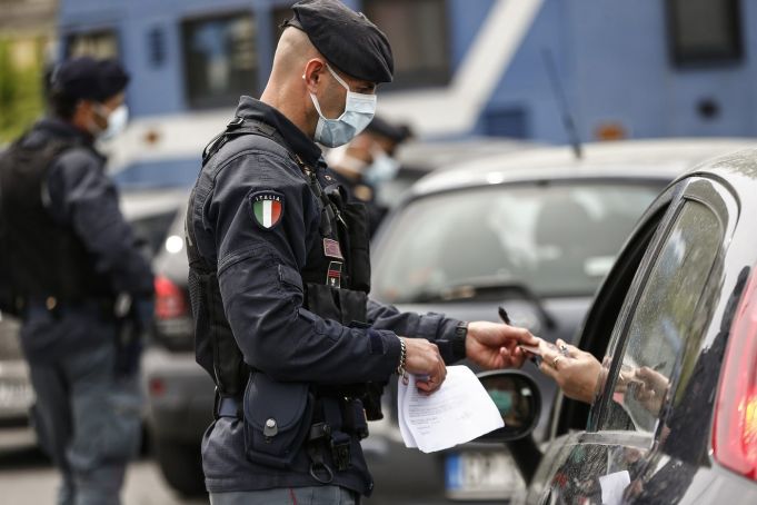 Covid-19: Italy steps up police checks over Easter red zone weekend