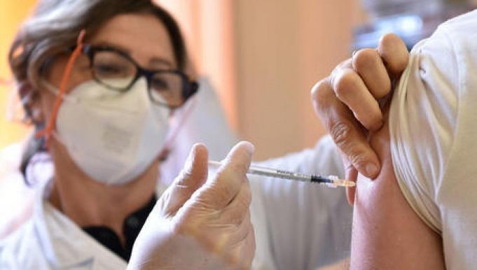 Italy makes covid-19 vaccine obligatory for all health workers