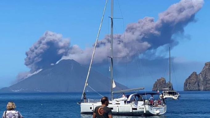Italian volcanoes Etna and Stromboli erupt on same day