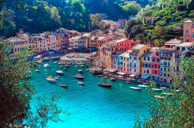Covid-19: Italy's regions can vaccinate holidaymakers in 'exceptional cases'