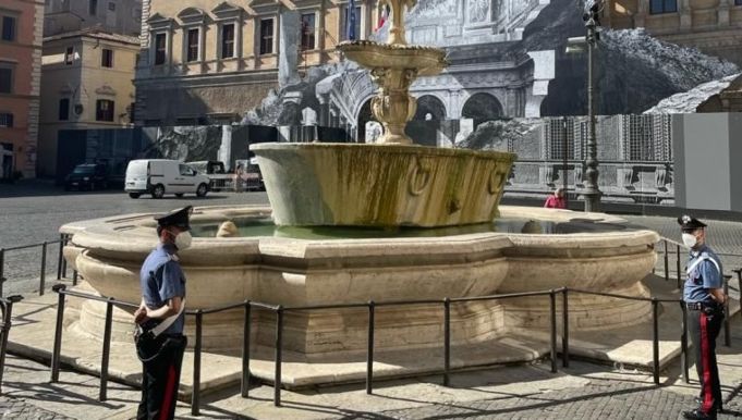 Tourists fined for bathing in historic Rome fountain