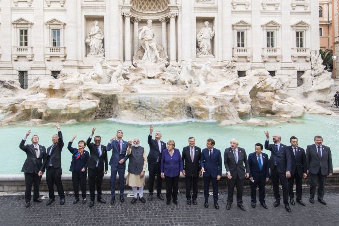 Italy: G20 leaders toss coins in Rome's Trevi Fountain