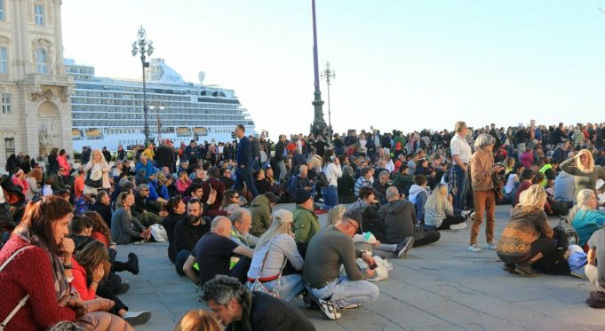 Italy: Trieste dockers continue Green Pass protest ahead of talks with minister
