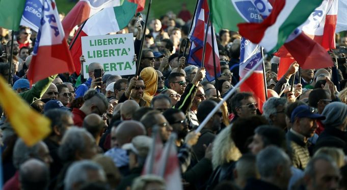 Italy Green Pass protesters attack journalist and bar staff at Rome rally