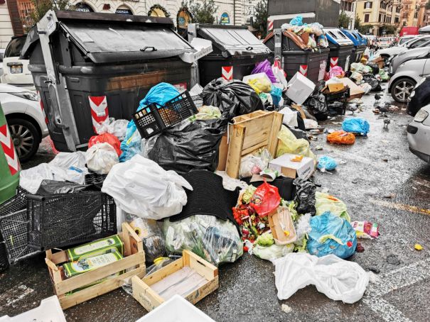 Rome trash workers to get bonus for showing up to work