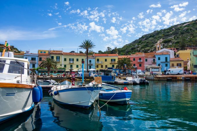 Covid: Super Green Pass protests on Italy's islands