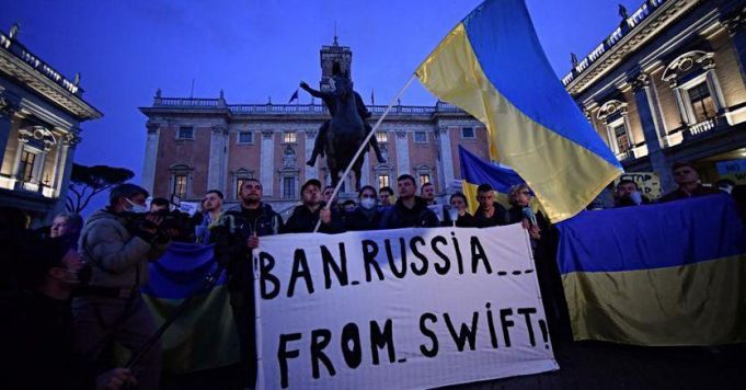 Ukraine: Italy backs EU bid to cut Russia off from SWIFT