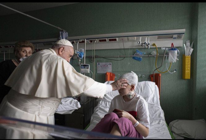 Pope pays surprise visit to Ukrainian refugee children in Rome hospital