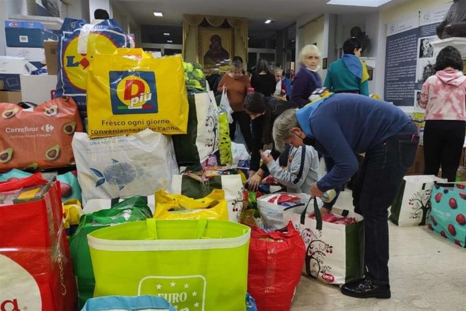 Rome residents donate medicine, food, clothes to Ukraine
