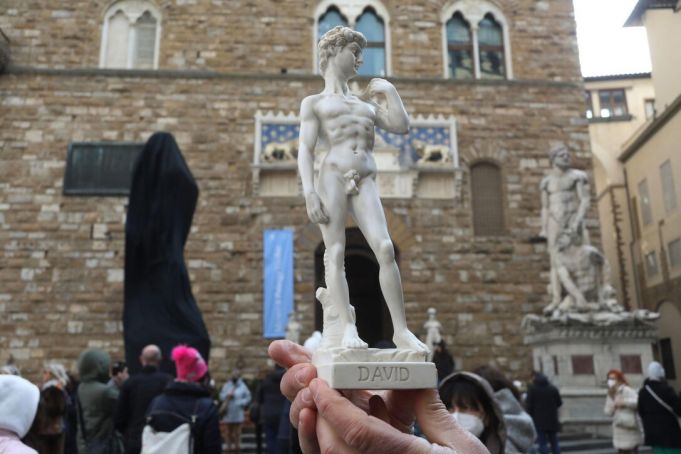Ukraine: Man sets fire to drape over David statue in Florence