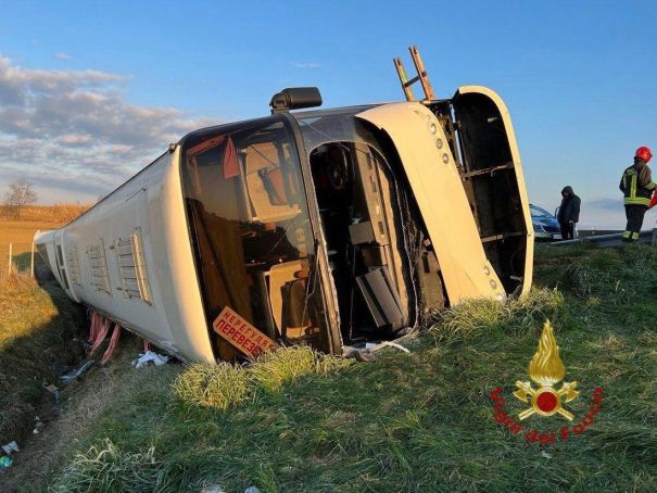 Bus carrying Ukrainian refugees overturns in Italy, one dead