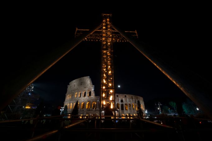 Ukrainian, Russian families carry cross in Good Friday ceremony at Colosseum