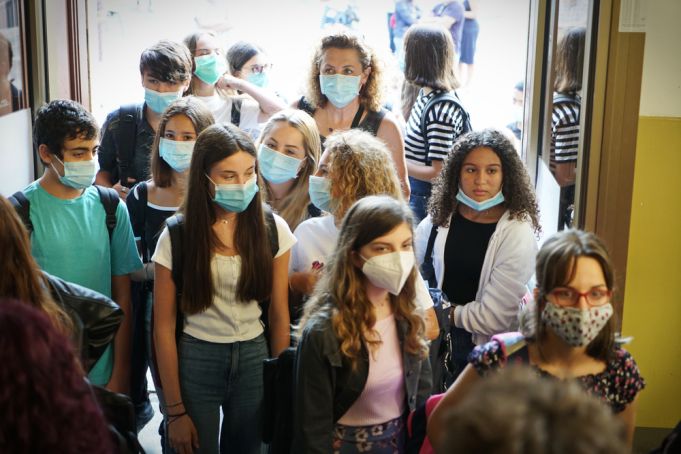 Covid: Italian government urged to end mask mandate in schools