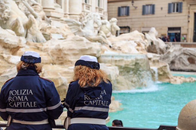 Rome sees return of tourists frolicking at famed fountains