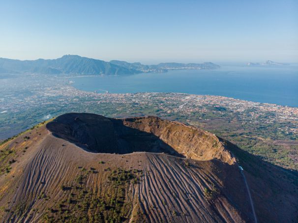 US tourist falls into Italy's Mount Vesuvius volcano