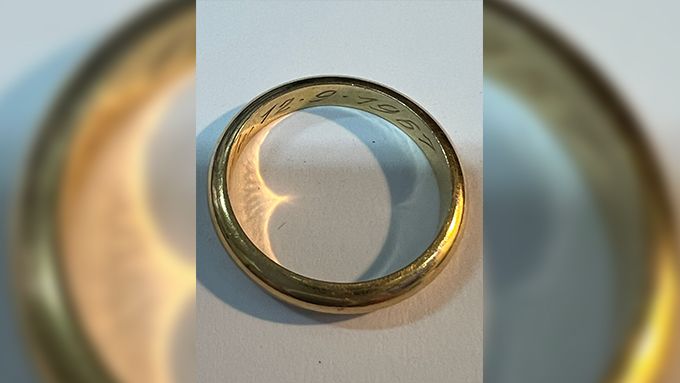 Rome police seek owner of stolen wedding ring